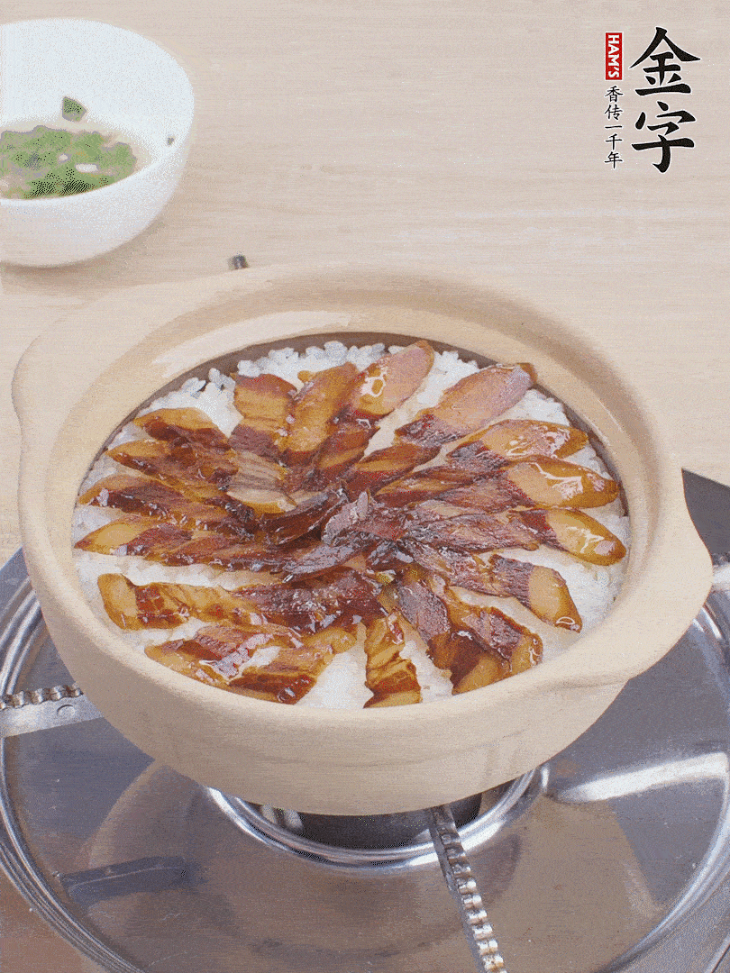 快收水時(shí)，鋪醬油肉，鍋邊淋點(diǎn)油，轉(zhuǎn)動(dòng)砂鍋，燜煮2分鐘。