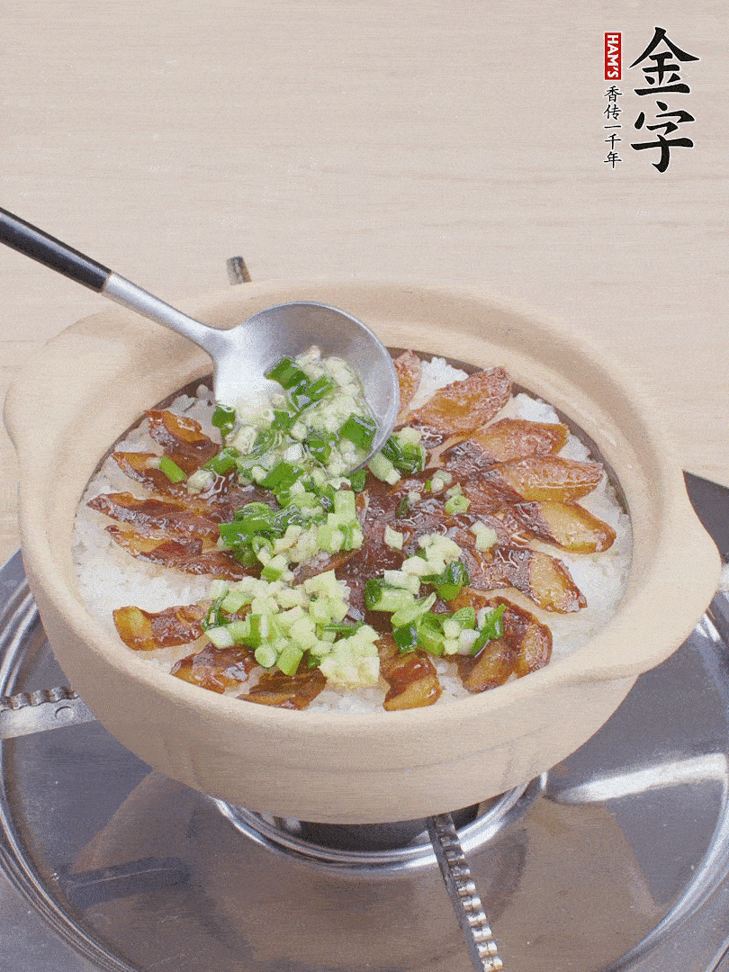 倒蔥姜醬再燜1分鐘。（也可以淋點(diǎn)生抽）