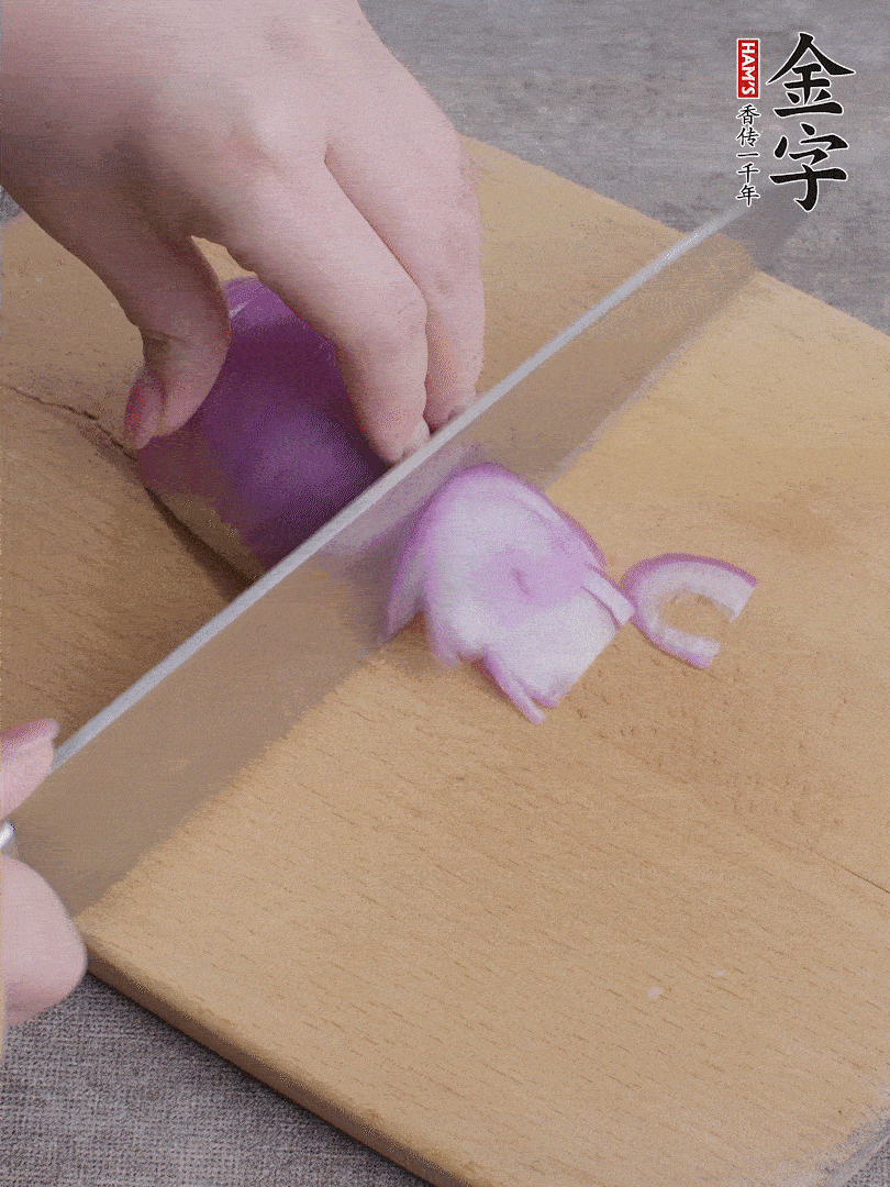 洋蔥切絲、蔥切段。