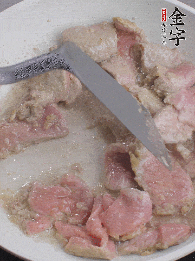 鍋中少油，下牛肉炒至變色。（盛出來）