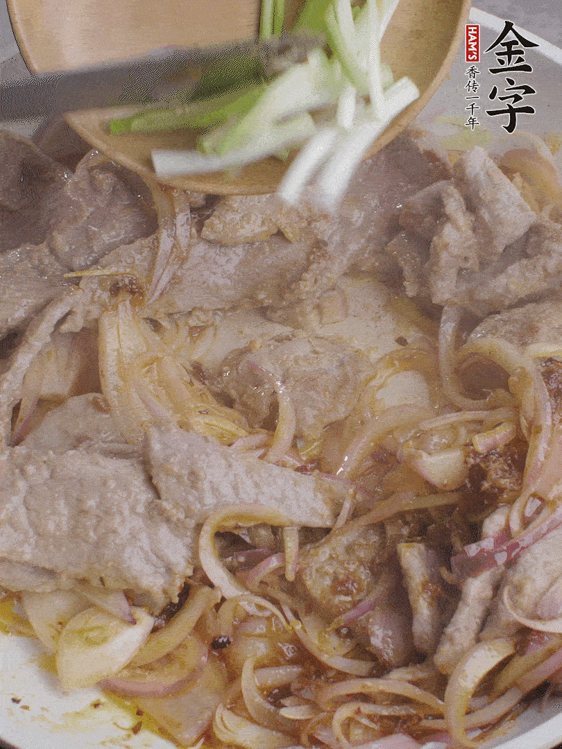 下牛肉、蔥段快炒。