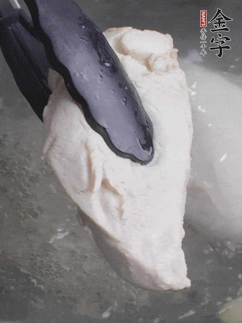 雞胸肉冷水下鍋，加姜片煮熟。過冰水撕成細(xì)絲。