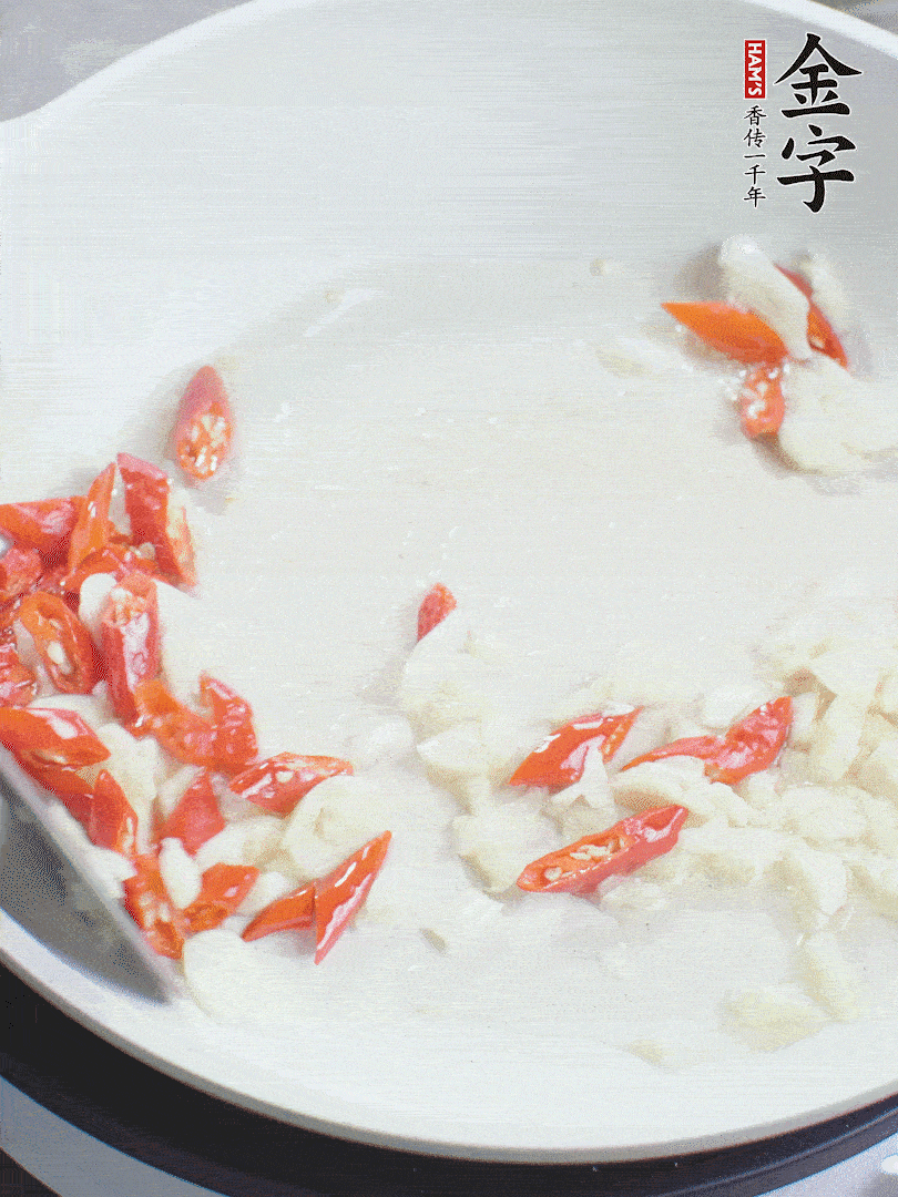 冷鍋熱油，下辣椒、大蒜煸香。