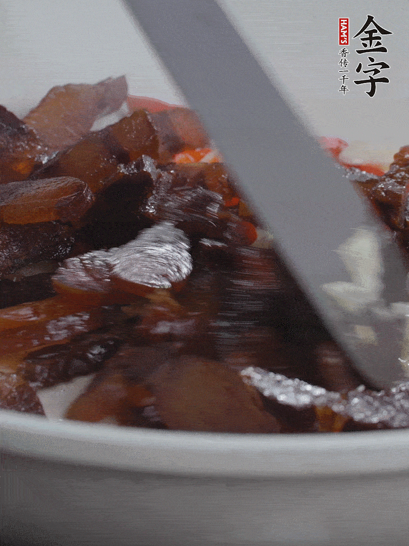 下醬油肉，煸出油脂。