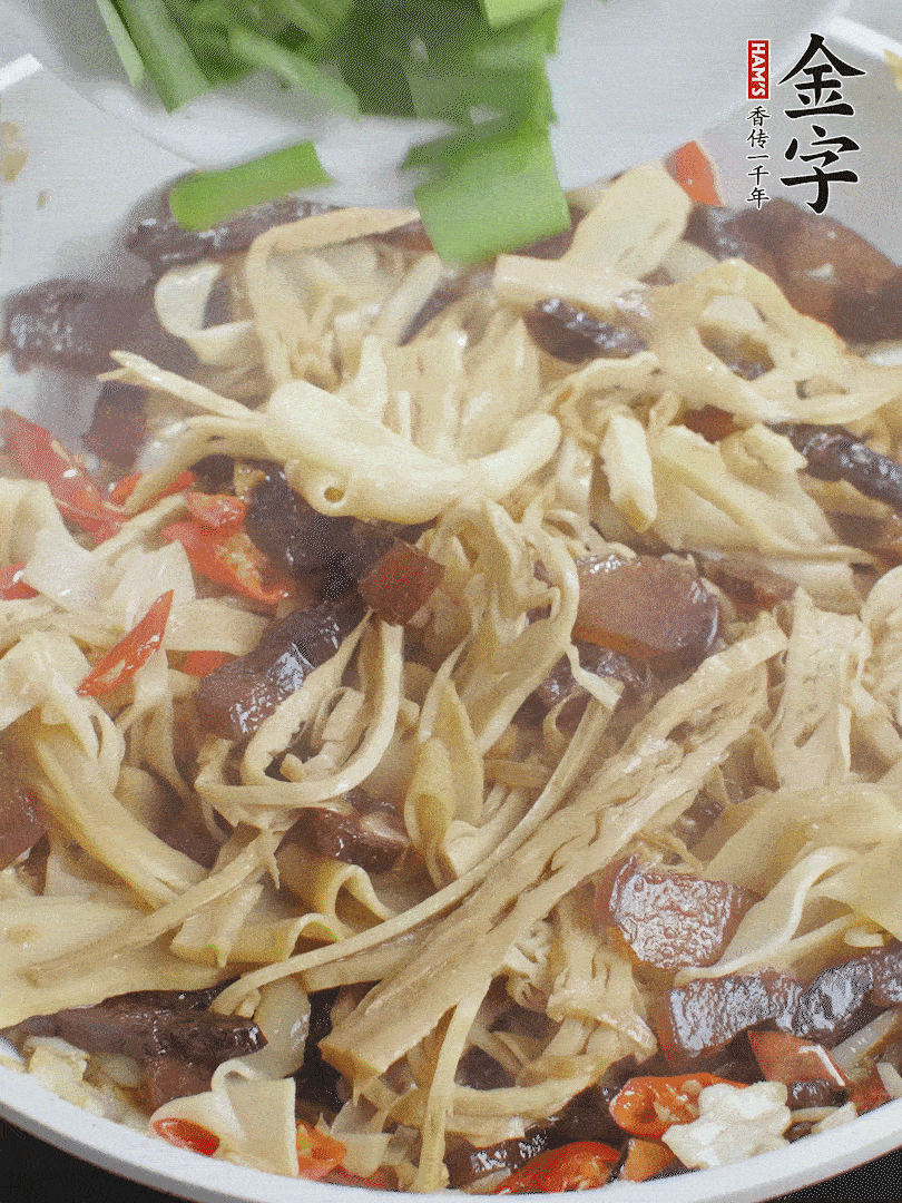 翻炒均勻，下蒜葉。