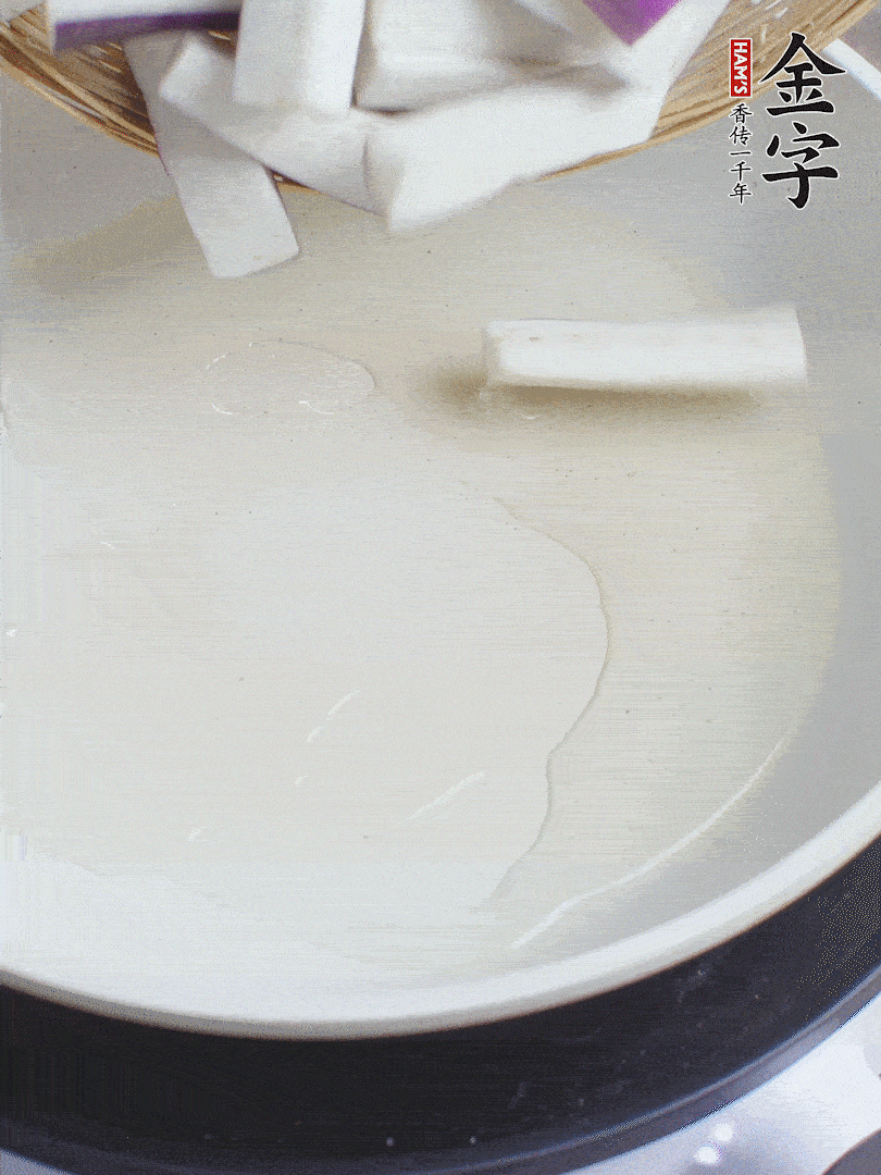 杭茄洗凈去蒂，縱向剖成4份，切成長10cm左右的段。白洋蔥切絲?？谀⑾磧羧サ舯?。紅椒切菱形片。