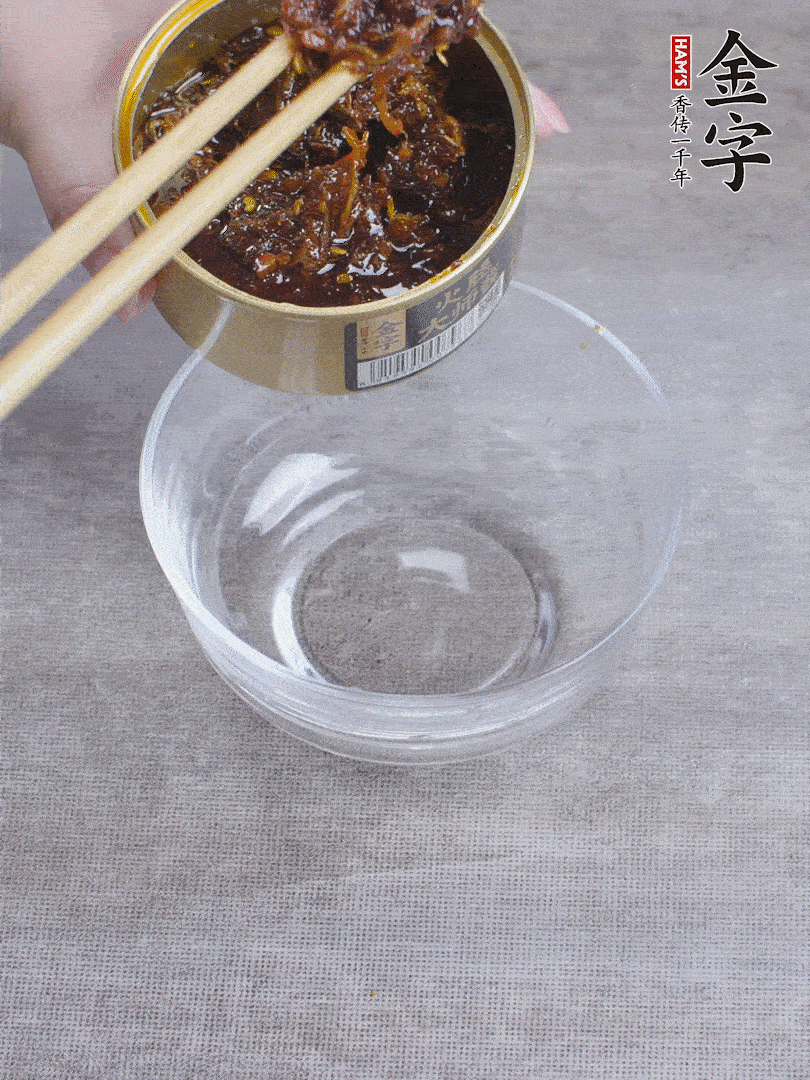 金字火腿大師醬2勺、醬油1勺、白砂糖1/2勺調(diào)勻。