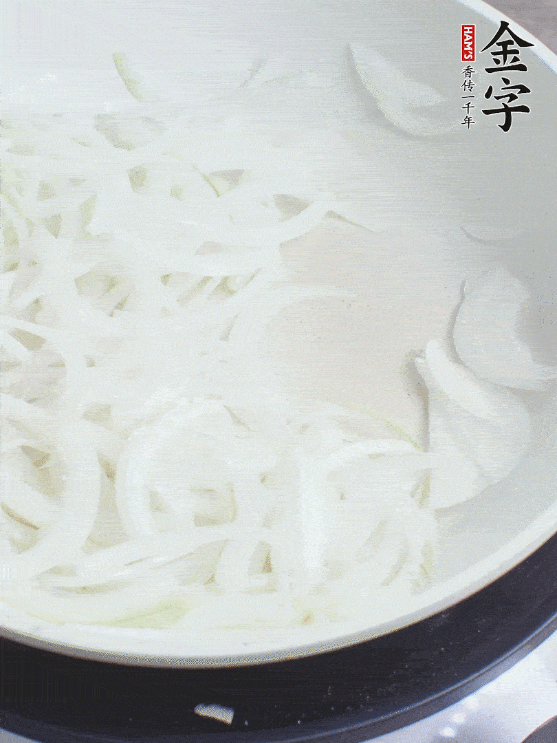 油熱下洋蔥絲、紅椒炒出香味。