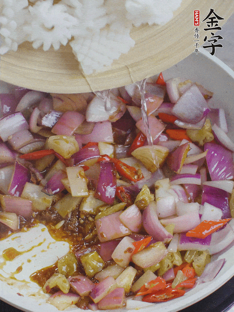 下魷魚花，2勺料酒炒勻。