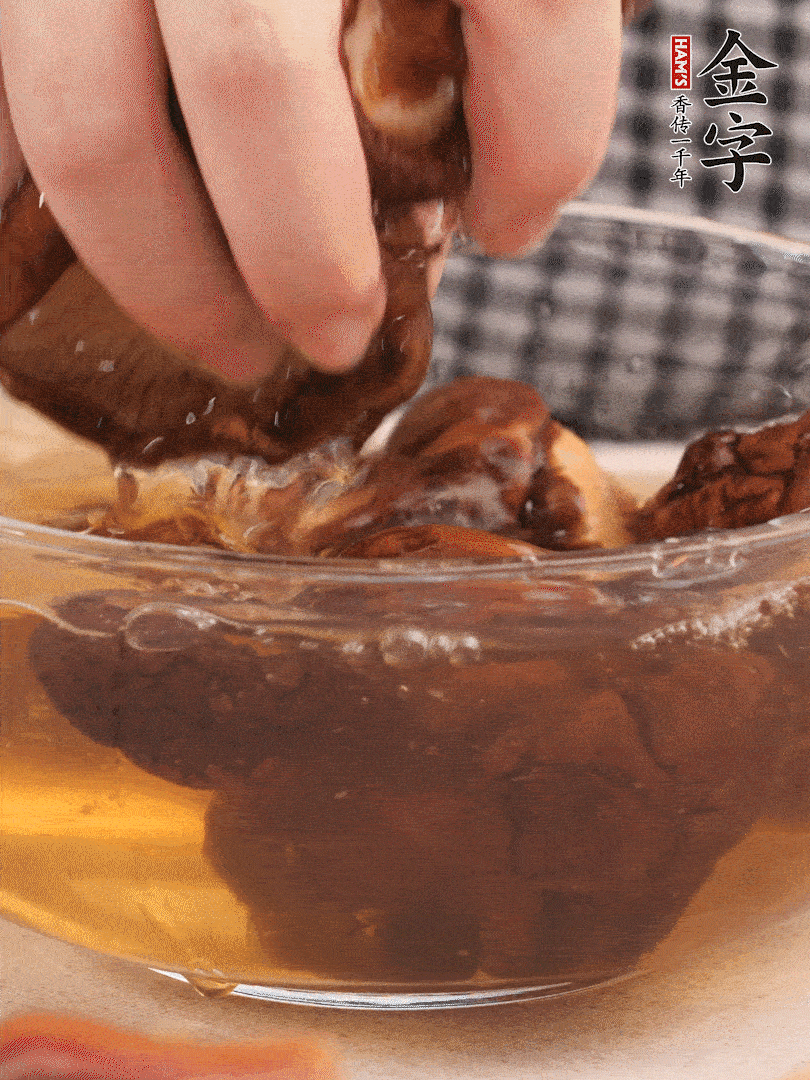 干香菇溫水泡發(fā)，去蒂洗凈切十字。