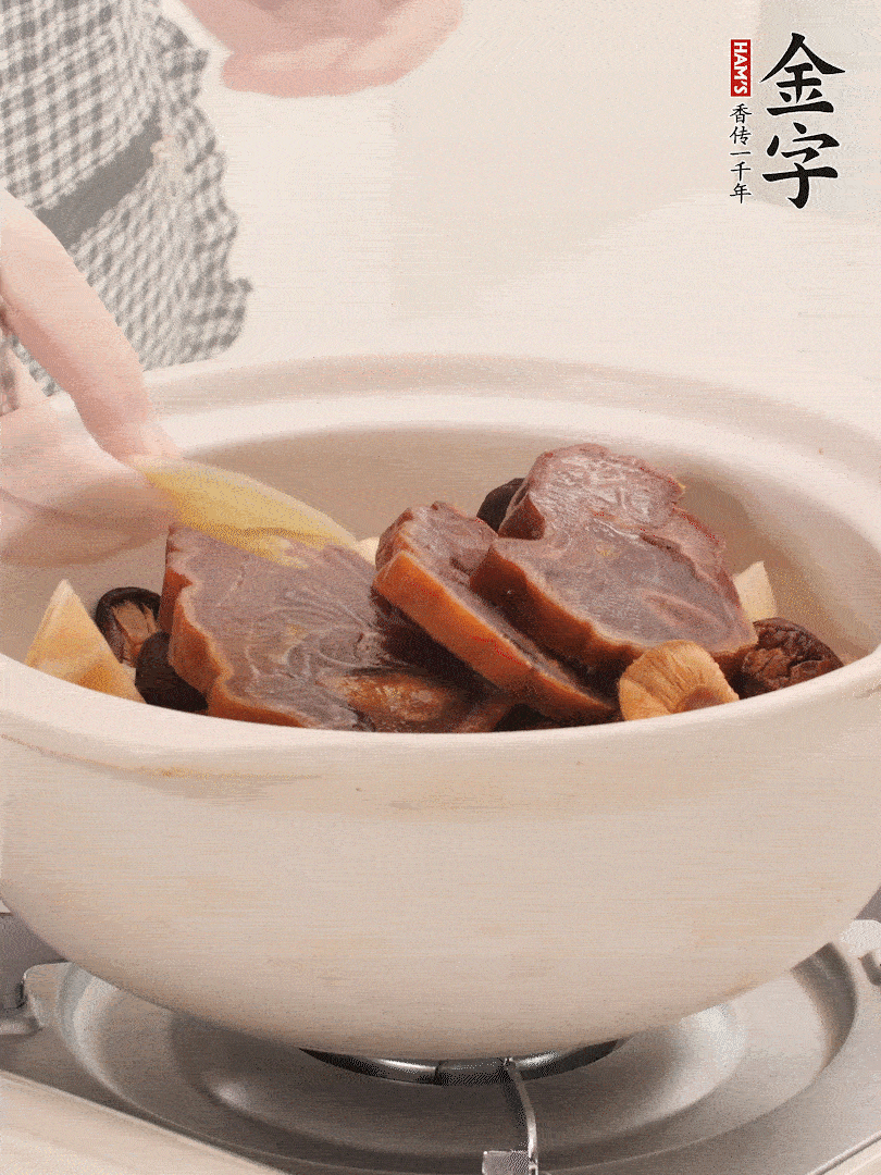 火腿、蓮藕、香菇放入砂鍋，加2片姜片，加水沒過1指。