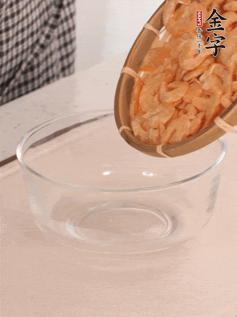 海米提前用溫水浸泡一會。