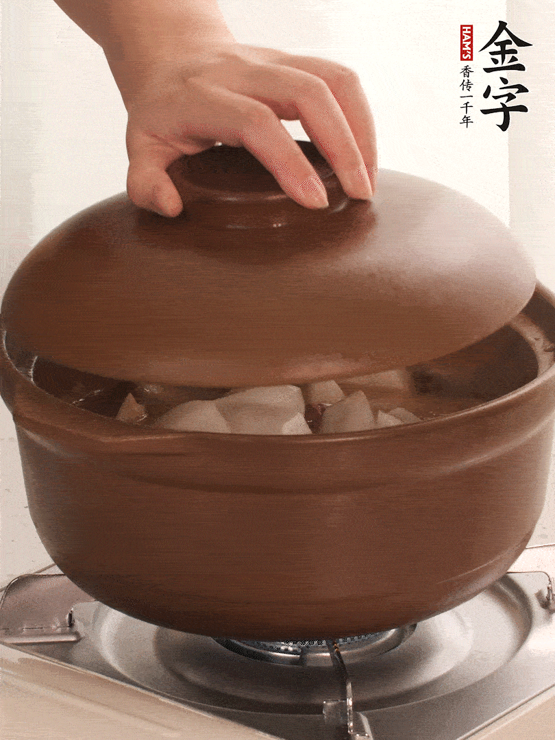 倒沒過食材的熱水，大火燒開。蓋上蓋子轉(zhuǎn)中小火，燉15-20分鐘。等蘿卜煮到喜歡的軟爛度就可以關(guān)火。