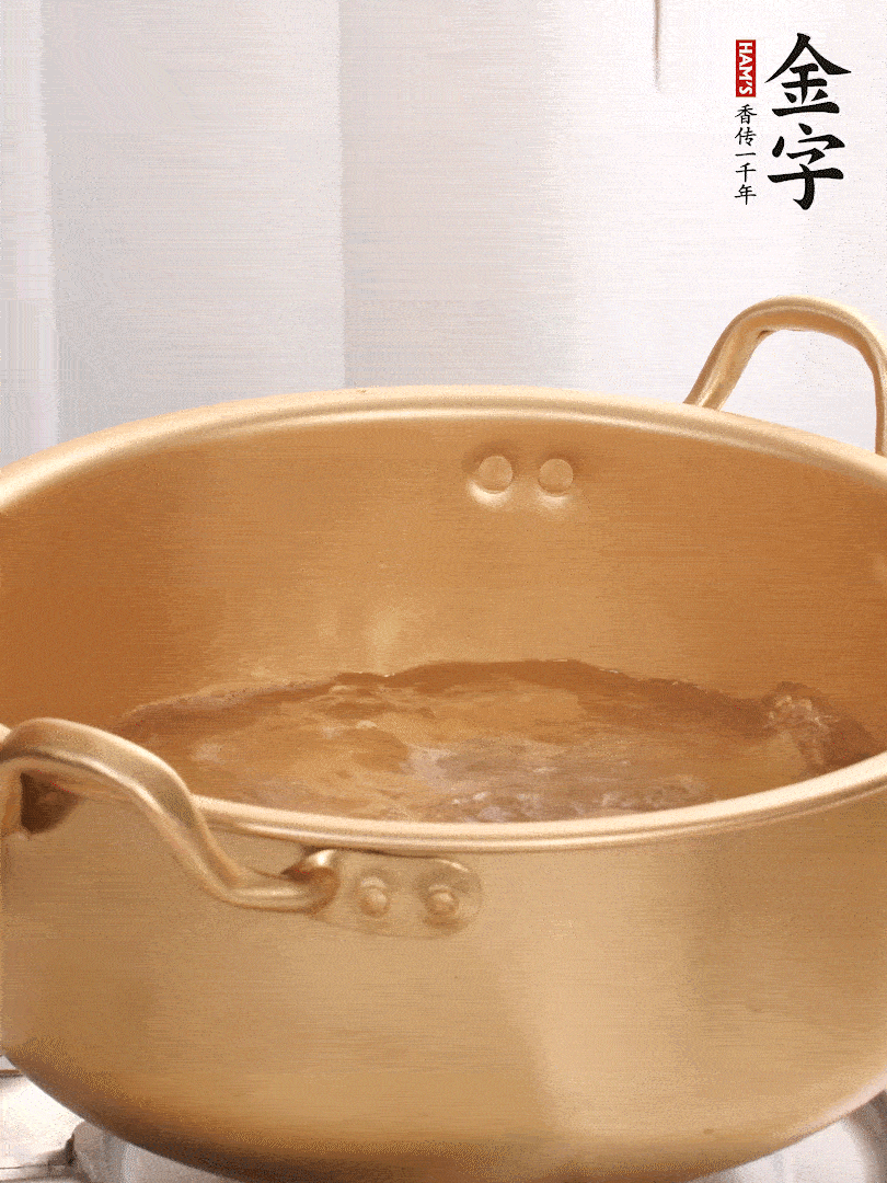 排骨加姜片、料酒，冷水下鍋焯水，撇去浮沫。