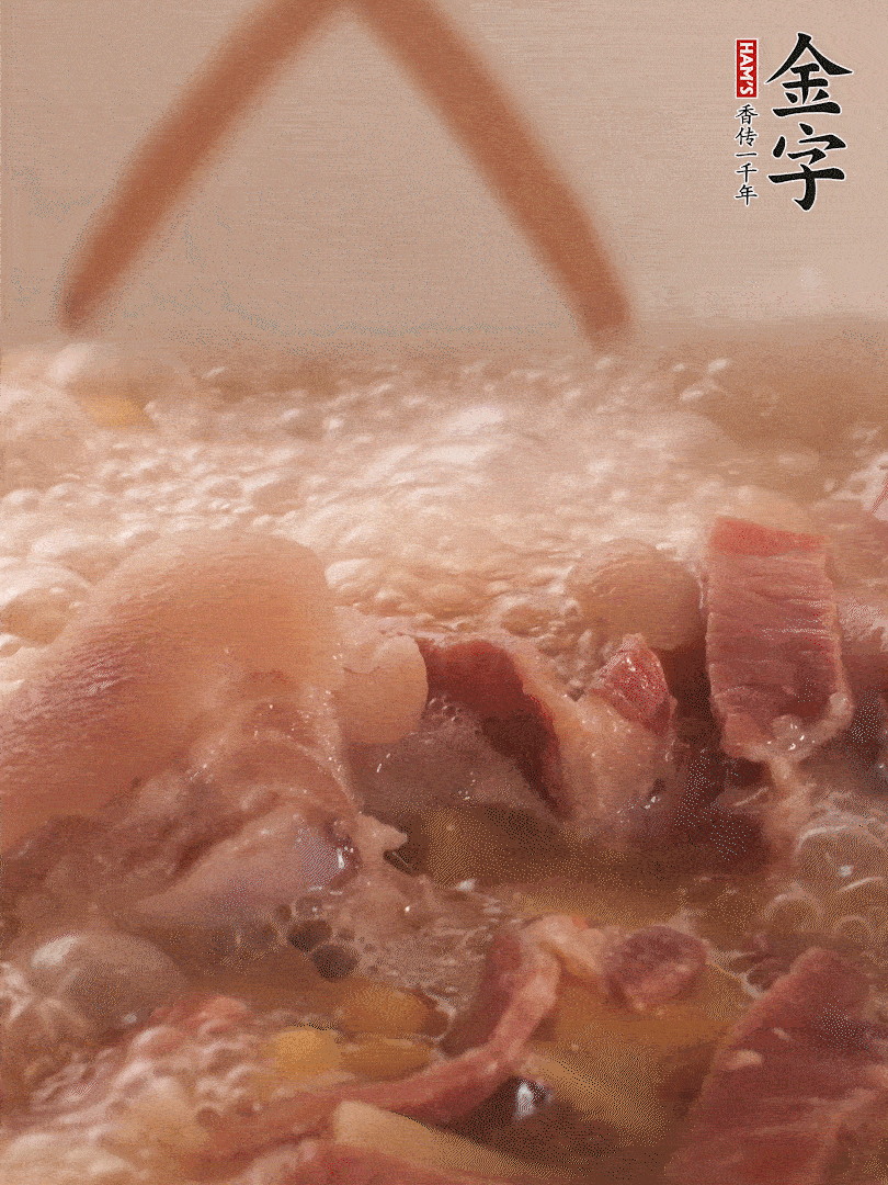 大火將水煮開后，蓋上鍋蓋，轉(zhuǎn)小火慢燉1個(gè)半小時(shí)。