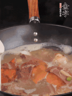 最后用面糊勾芡，燒至收汁，出鍋前撒點(diǎn)蔥段。