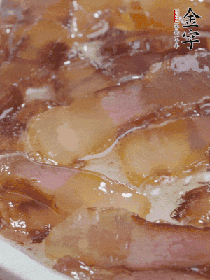 油5成熱，醬油肉煸香。