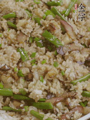 淋一點(diǎn)生抽、蠔油，撒蔥花。