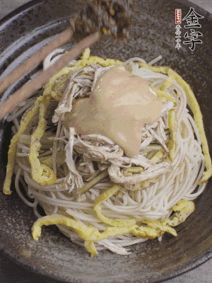 生抽1勺、醋1勺、芝麻醬1勺、金字火腿大師醬1勺。