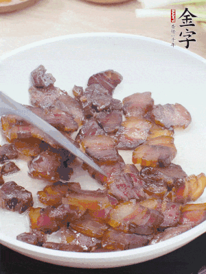 熱鍋少油，醬油肉煸出油脂，盛出。