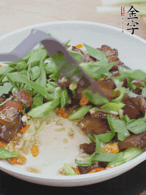 倒蒜葉翻炒均勻。