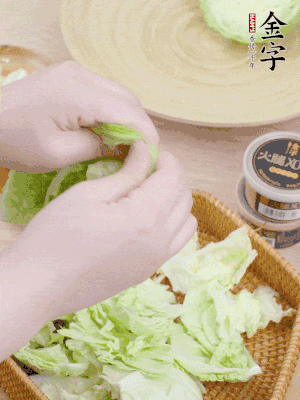 卷心菜掰成小片。
