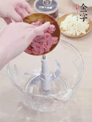 牛肉攪成牛肉泥。