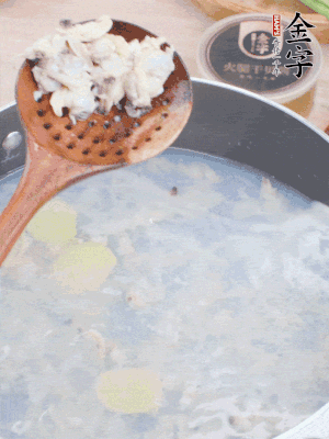 沸水下花蛤肉、姜片、料酒焯水。