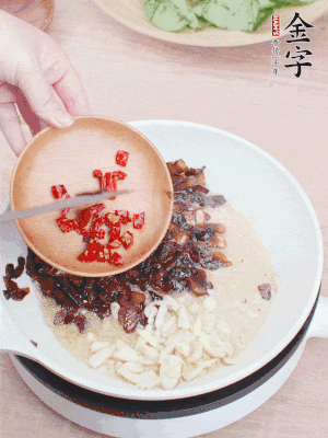 爆香蒜末、小米辣。