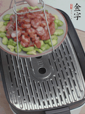 蠶豆鋪底，香腸鋪上，上鍋蒸15分鐘。