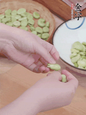 蠶豆剝殼，去掉豆衣，切碎。