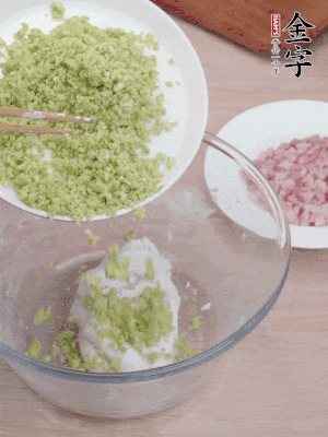 糯米粉邊揉邊加水，成團(tuán)后揉進(jìn)蠶豆、咸肉。