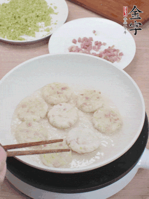 鍋中涼油，慢煎至兩面有脆殼。（油可以多一點(diǎn)）