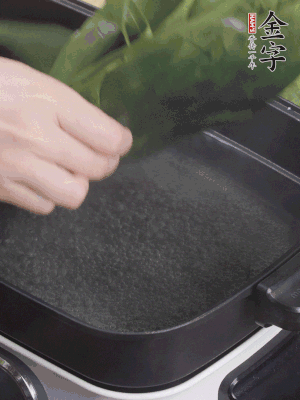 粽葉入沸水煮1分鐘，翻面再煮1分鐘，清洗干凈加水浸泡。