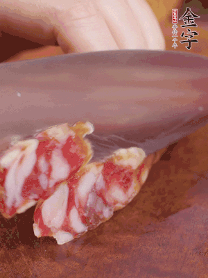 金字香腸斜切成大片。