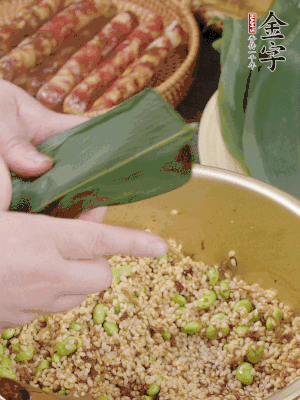 粽葉往下折，完全蓋住，兩側(cè)捏緊。