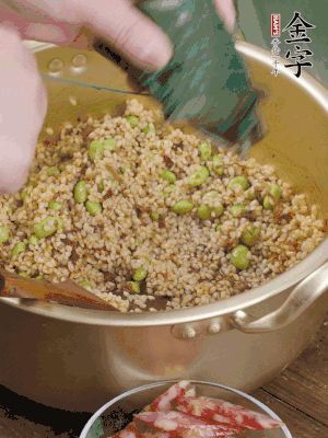 再附一張粽子，一齊向后折疊，線繩捆綁。