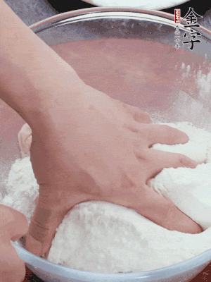 新鮮豬肚以面粉擦洗抓勻。