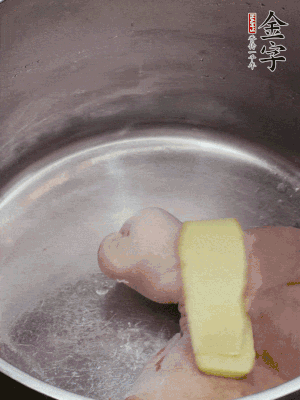 撈出洗凈后，加蔥姜、黃酒二遍焯水。