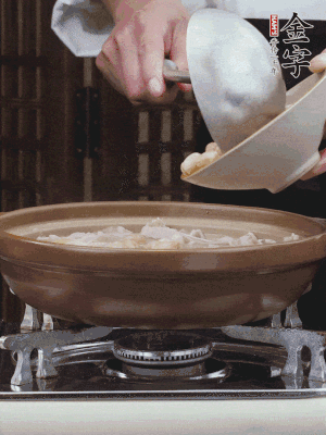 燜煮30分鐘，下花生、紅棗煮5分鐘。（花生提前預(yù)煮15分鐘）