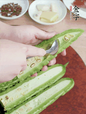 苦瓜去籽切薄片，一點鹽拌勻，10分鐘后沖洗控干。香蔥切蔥花、姜切末、蒜拍碎、干辣椒切圈。