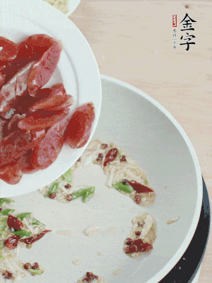 放香腸、苦瓜快速翻炒。