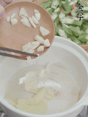 砂煲熱油，姜蒜、辣椒煸香。