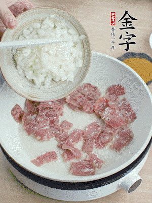 依次下洋蔥、紅菜椒、豌豆粒、玉米粒翻炒均勻。