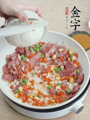 放米飯炒至顆粒分明。