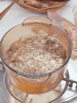 春筍切片焯水3分鐘，去除草酸澀味。