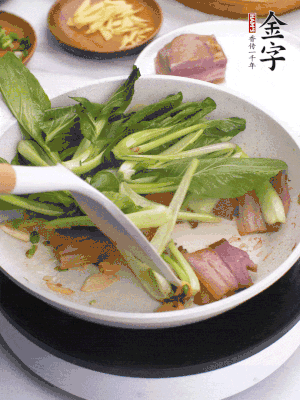 下小青菜翻炒，菜梆子變軟時，撒一點鹽、雞精調味。