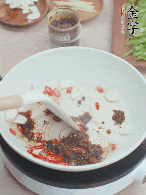 熱鍋涼油，姜蒜、辣椒、金字火腿xo醬炒香。