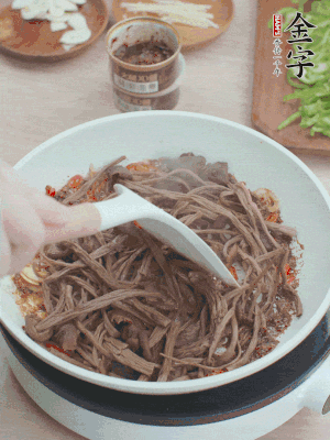 下茶樹菇煸炒4分鐘。