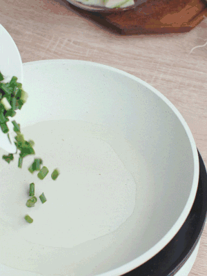 熱油下臘肉、蔥花煸炒，再下西葫蘆。